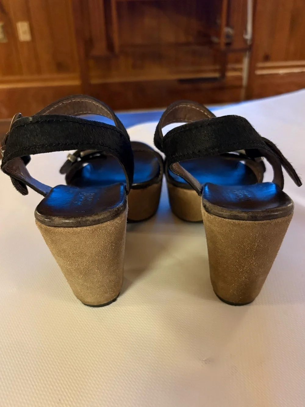 Black leather sz 7 Platform Sandals with Buckle Accent